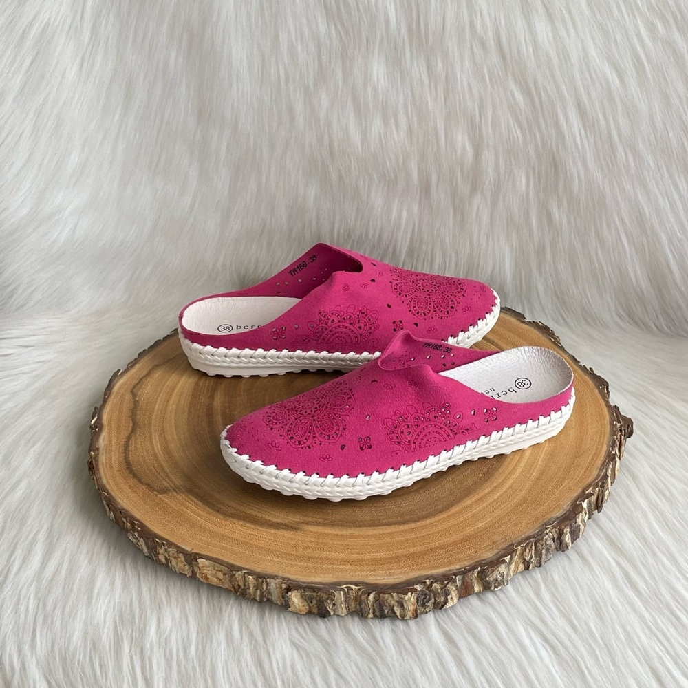 LIKE NEW bernie mev. perforated leather slide sneakers